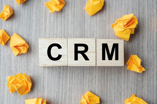 Caracteristici și beneficii oferite de CRM